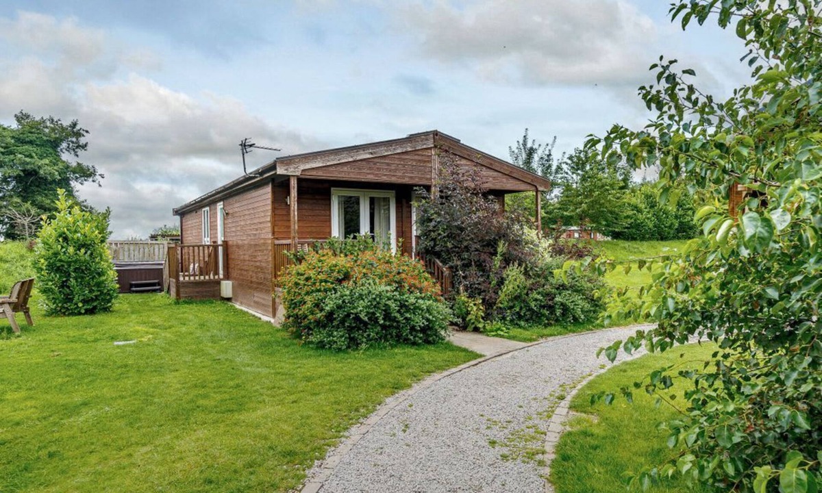 Carlton Miniott Cabin | Fir Tree Waterside Spa, Thirsk