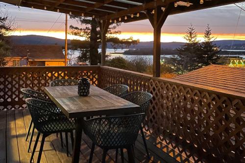 North Bend House | Fire Pit & Bay Views: North Bend Home!