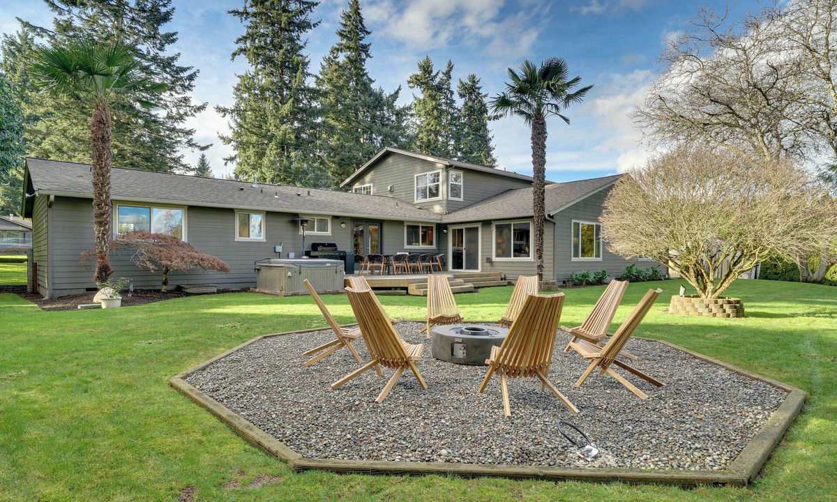 Puyallup House | Fire Pit, Chic Deck! Family-Friendly Puyallup Home