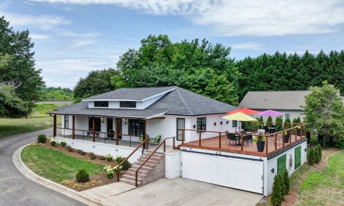 Cramerton House | fire pit+corn hole+bikes+kayaks+gym+golf pass | Art inspired retreat