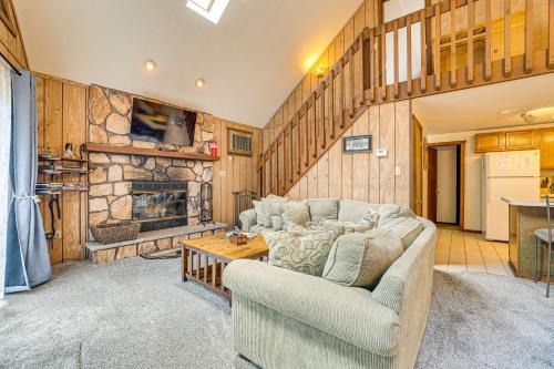 Greentown House | Fire Pit & Games! Prow Chalet; Mins to Lake Wally!
