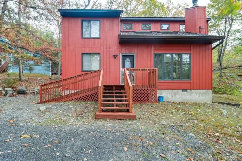 Bushkill House | Fire Pit & Gas Grill: Charming Poconos Abode!