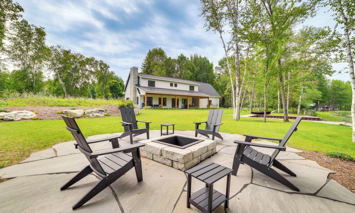 Alanson Cottage | Fire Pit & Lake Views: Cozy Crooked River Retreat!