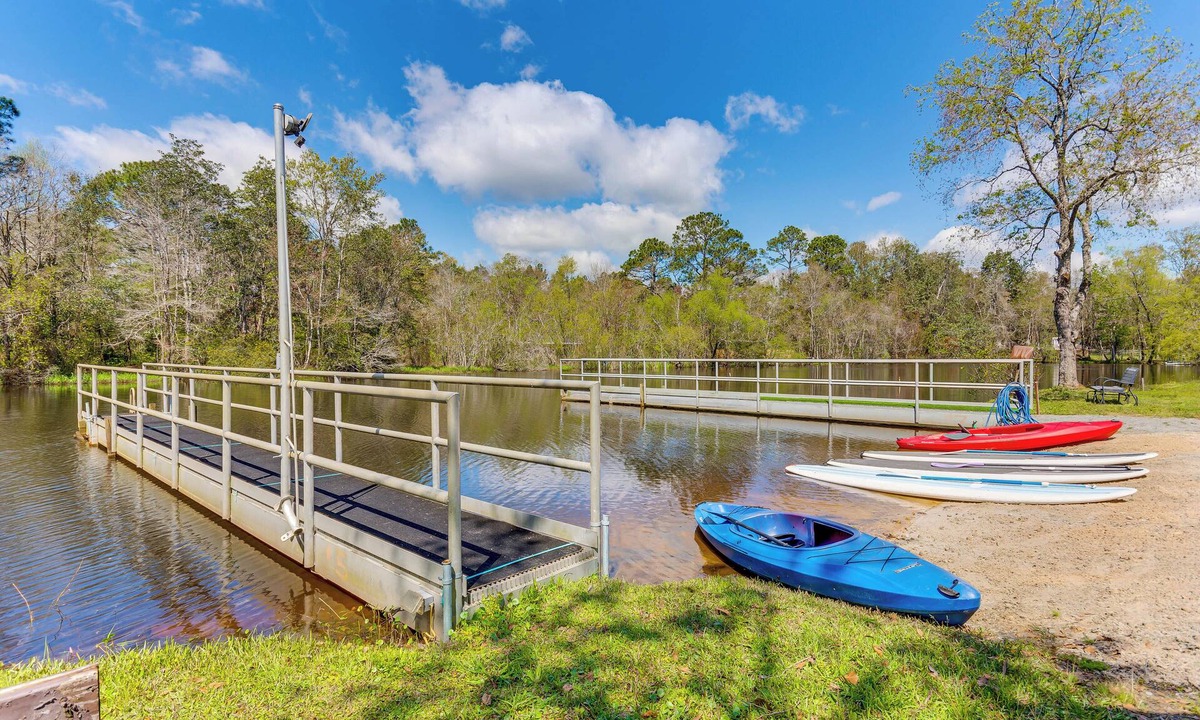 Beulah House | Fire Pit & On-Site Fishing! Pensacola Family Home