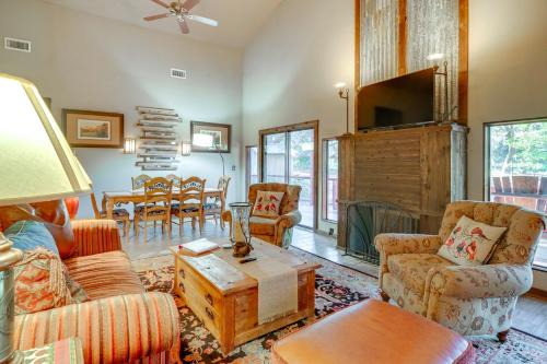 San Antonio House | Fire Pit, Peaceful Porch! Family Cabin By Old Town