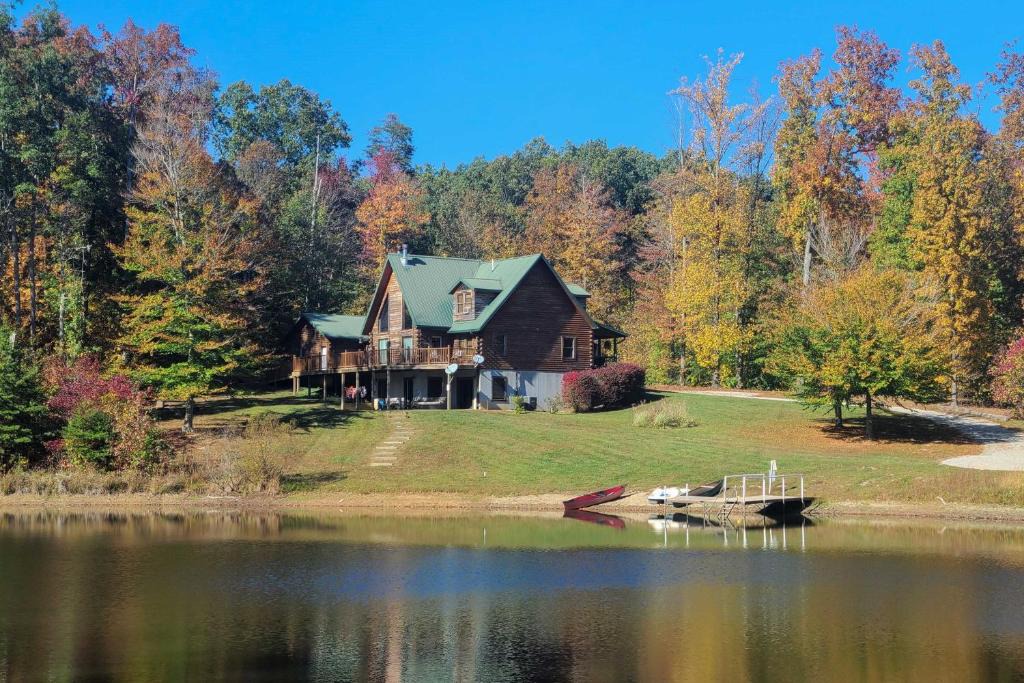 Henryville House | Fire Pit & Private Lake! 40-Acre Underwood Retreat