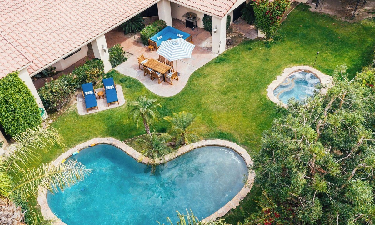 La Quinta Cove Cottage | Firefly by Avantstay Spacious Backyard w/Pool& Hot Tub!