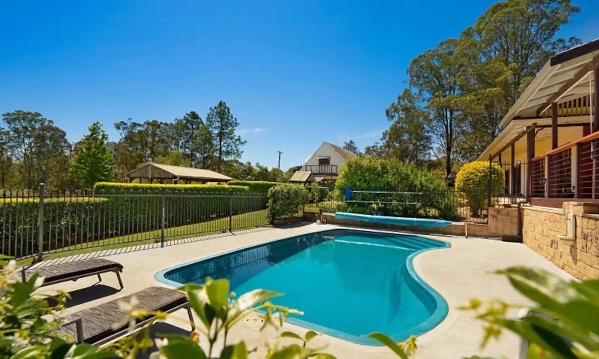 Firefly House | Firefly Resort: House & Cottage on 10 acres. BBQ deck, pool, tennis court, lawns
