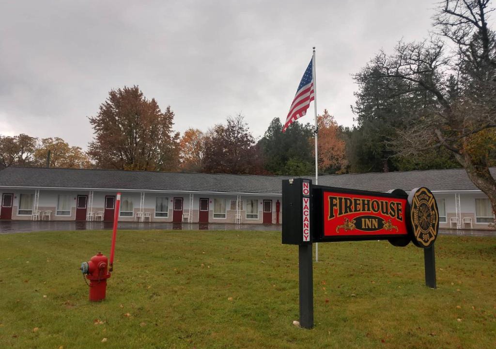 St Ignace Hotel | FireHouse Inn