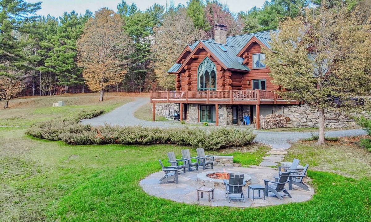 Hartland House | Firepit | Hot tub & Mountain Views! | Spruce Moose Lodge