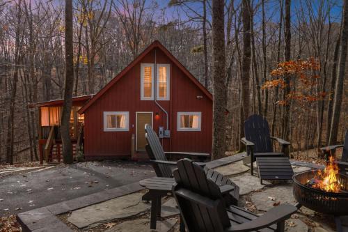 The Woods House | Fireplace, Fire Pit, Deck, WiFi & Pool Access