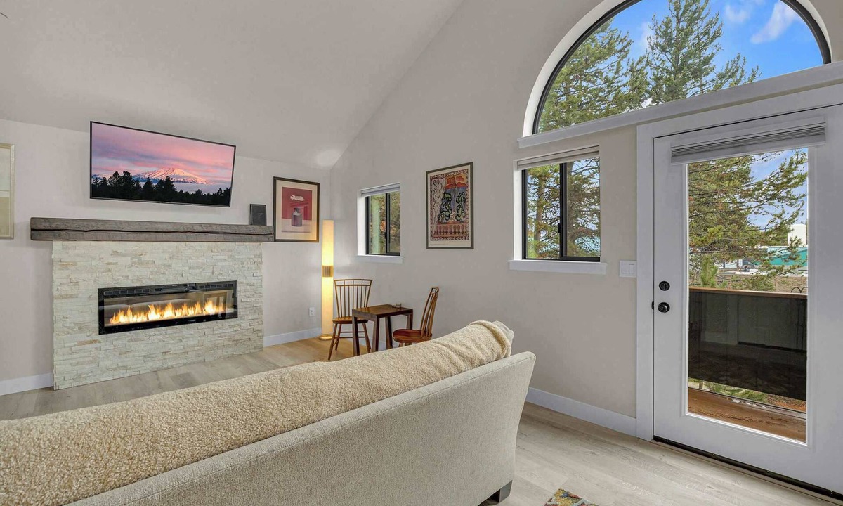 Sunriver Apartment | Fireplace, kitchen, queen bed, great location