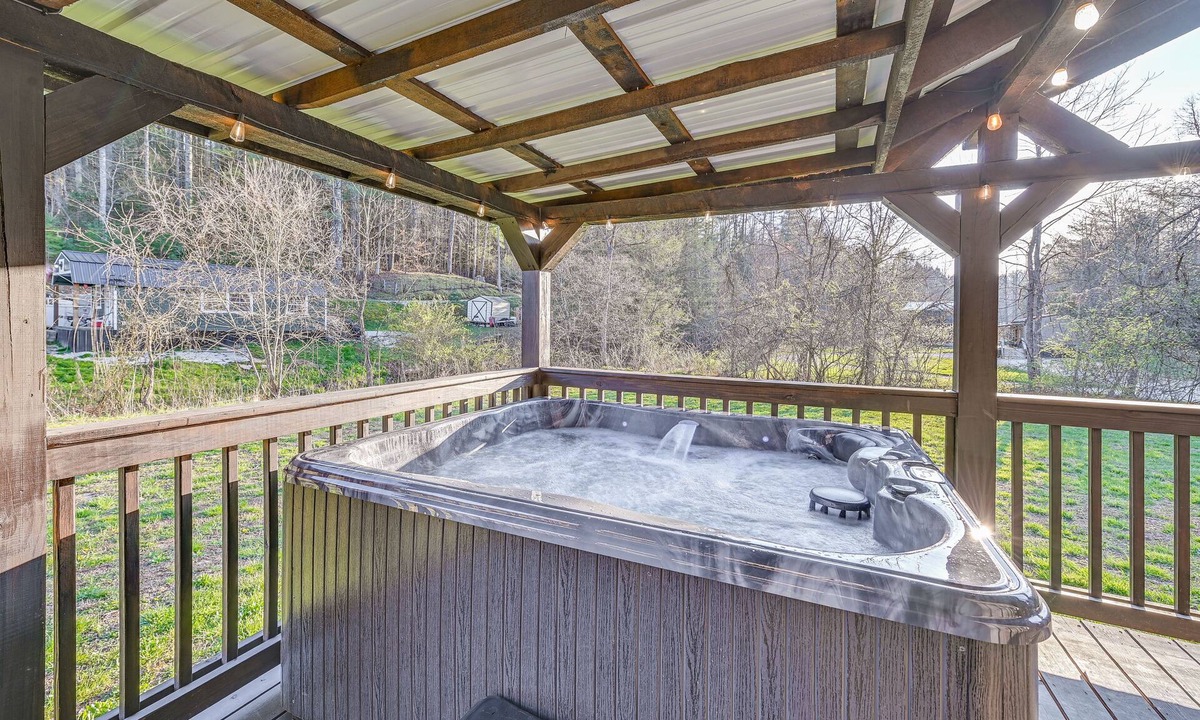 Campton Cabin | Fireside Evenings: Red River Gorge Gem w/Hot Tub