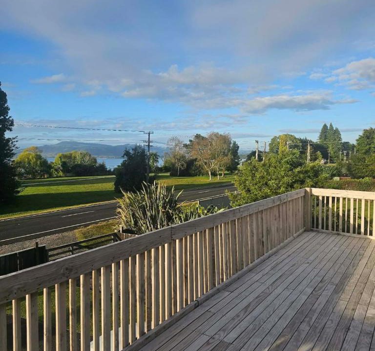 Hamurana House | Fireside Lakefront Lookout - Hamurana