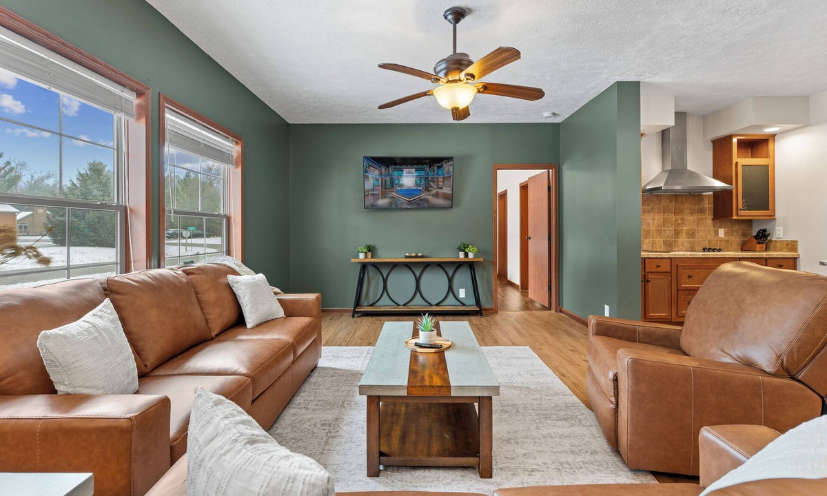 Spring Brook House | First Class "WILDWOOD" Sleeps 18/ADA/New Buck Hunter/Sunroom/Theater