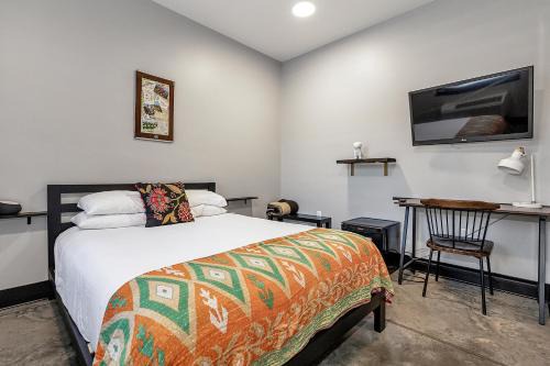 Pacific Hotel | First floor queen room for two near Purina Farms