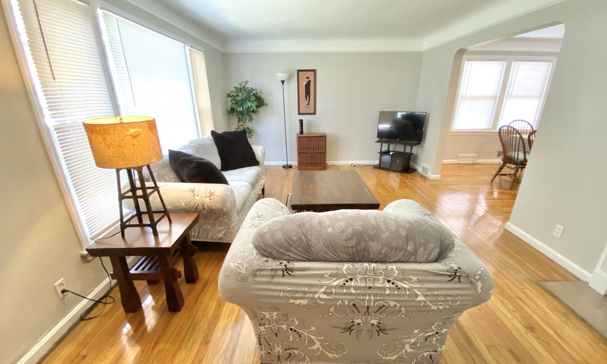 University Heights House | First Floor 2 Bed Duplex Super Close to Beachwood