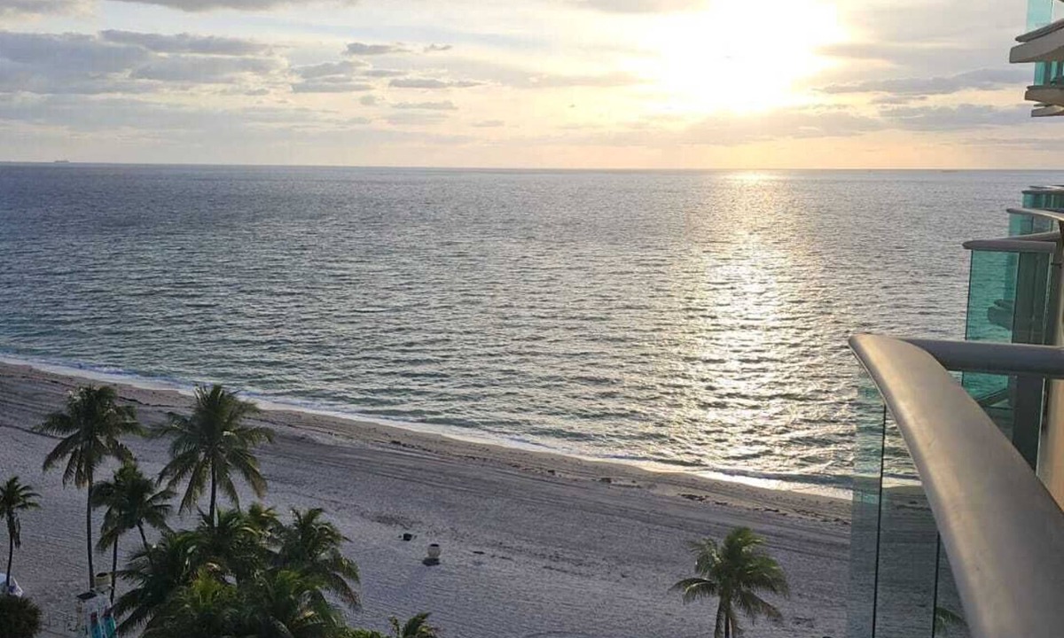 Hollywood South Central Beach Condo | First Line Ocean View 1 BR Condo with Balcony
