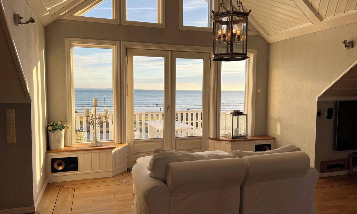 Tonsberg Villa | First-Row Beachfront Villa with Stunning Views - Sleeps 15 people