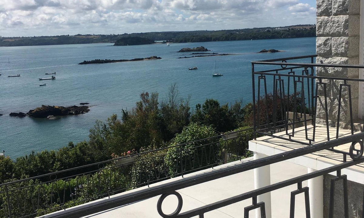Ploubazlanec House | Fisherman's house, south-facing facing the bay of Paimpol, not overlooked