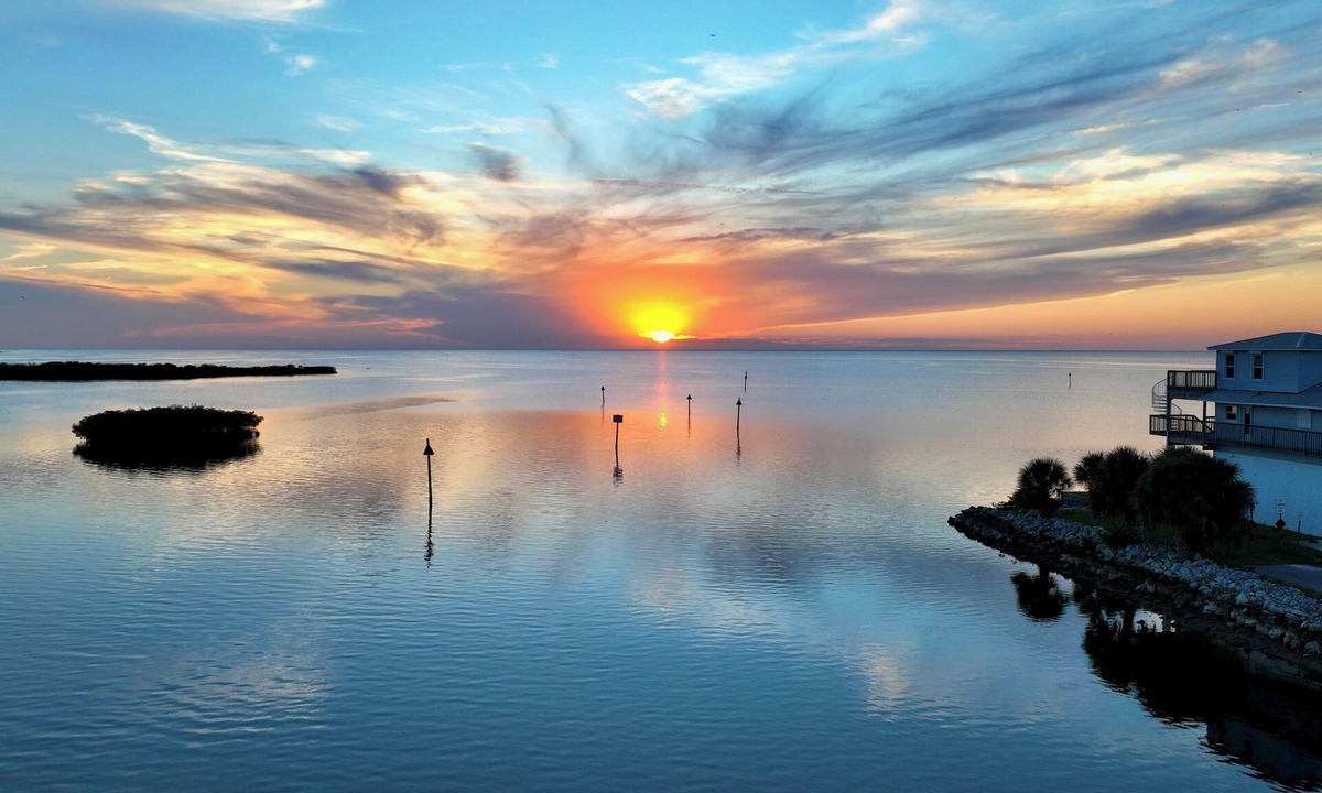 Spring Hill House | Fisherman’s Paradise With Dock, Amazing Views with Dolphins and Manatees!
