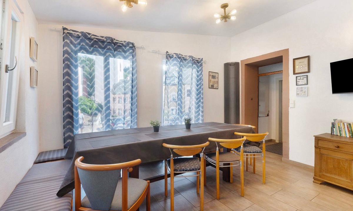 Neuerburg House | Fitter Accommodation 'Alte Münze' with 3 Bedrooms, 3 Bathrooms and Parking Spaces