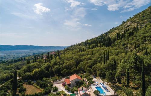 Ljuta House | Five-Bedroom Holiday Home In Lovorno