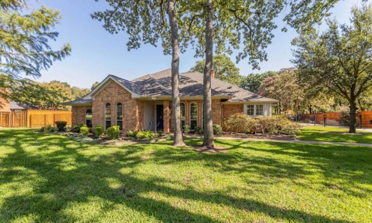 Westlake House | Five bedroom & three bathroom .69 acres with hot tube seats 8. 12 miles from DFW