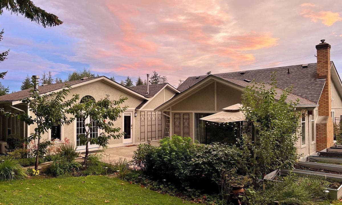 Regional District of Nanaimo Bed & Breakfast | Five Gables: Private Saltwater Hot Tub Retreat, Fireplace, Walk to Beach
