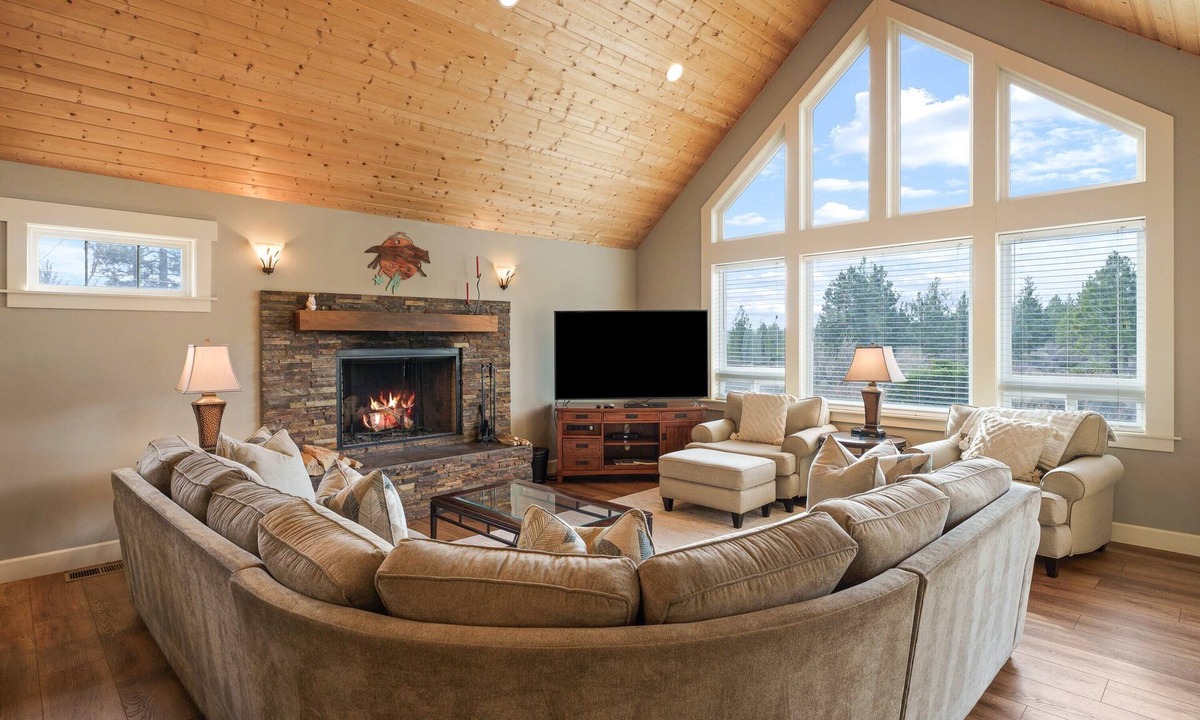 Westbrook Meadows House | Five Peaks - Gorgeous! Hot Tub, Mountain Views, Road to Mt Bachelor!