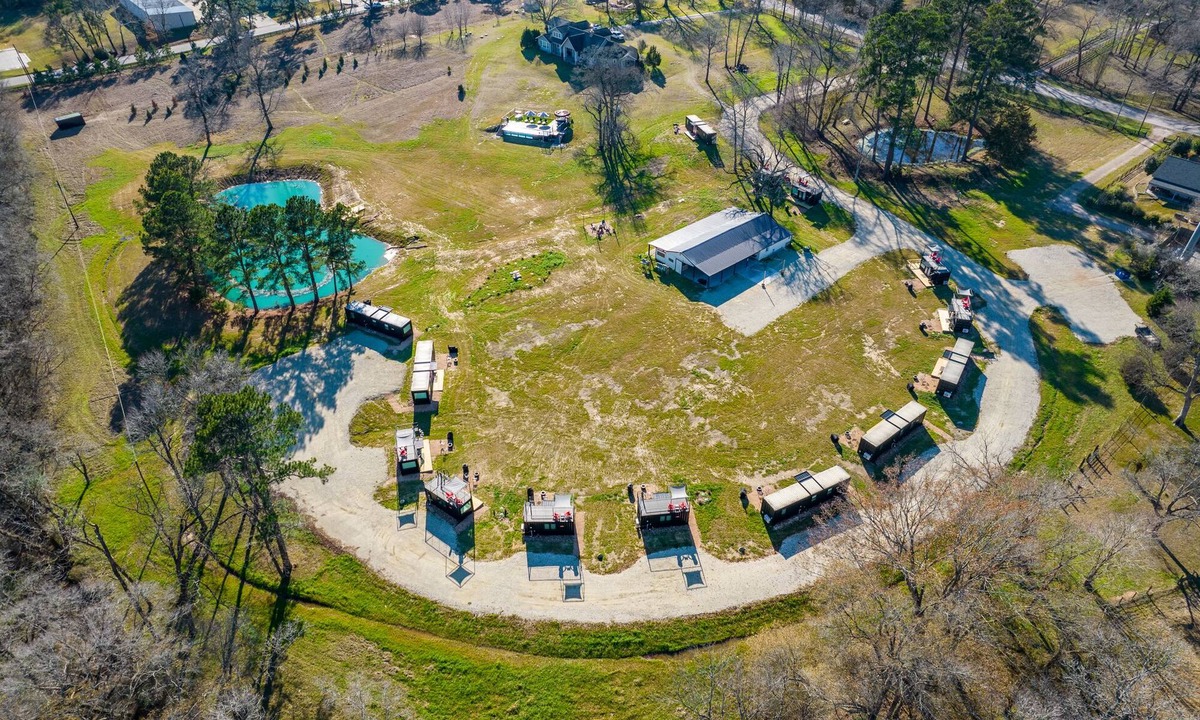 Willis House | Five Spice Powder 2 mins to Lake Conroe! Heated Pool, Stocked Ponds, Cute Pygmy Goats