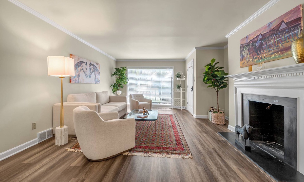 Lexington House | Five Star Kentucky Charm - 4BR Gem w/Spiral Staircase & Modern Comfort