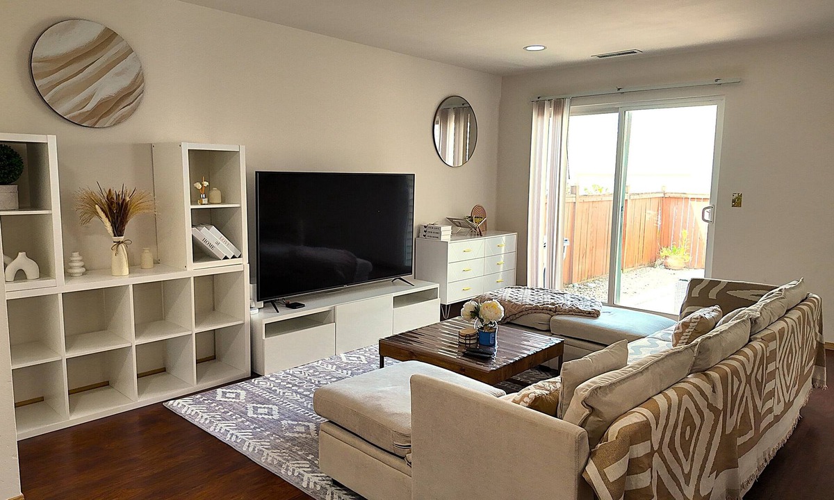 Renton House | Five Star Spacious 5-bedroom house in beautiful Renton with WiFi, AC