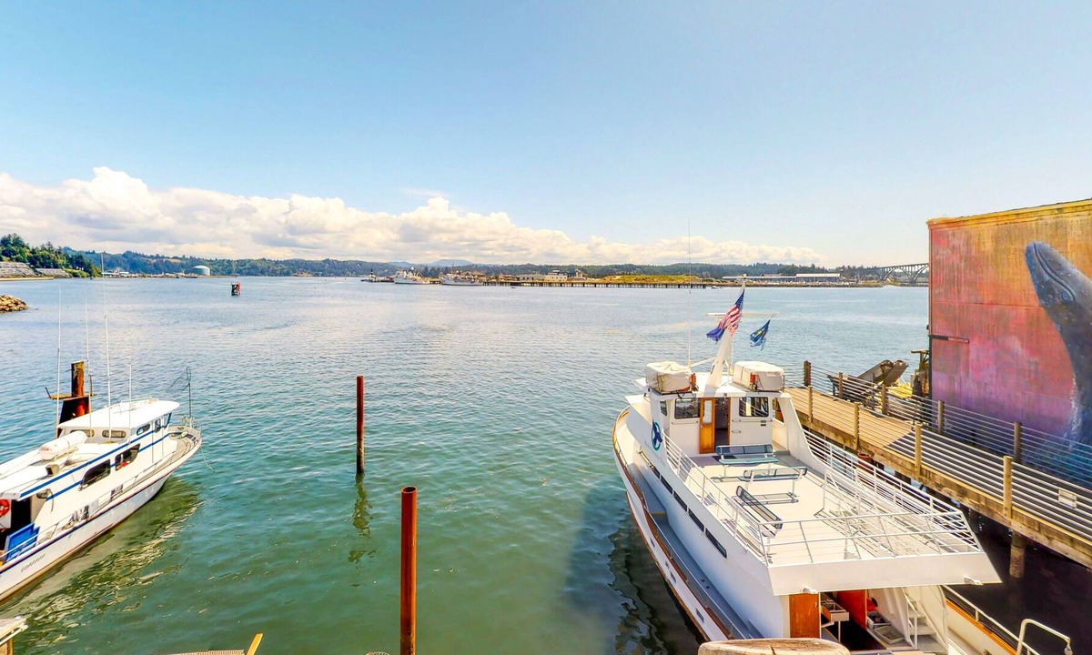 Historic Bayfront Apartment | Five studios in a bayfront lodge w/ gas fireplaces & jetted tubs - near beach!