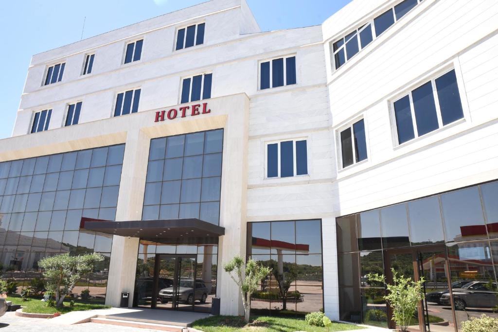 Mbrostar-Urë Hotel | Fjortes Palace