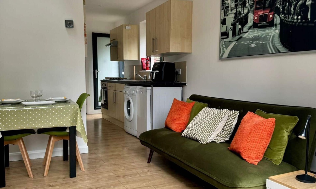 Wooburn Moor Apartment | Flat Beaconsfield Bucks UK w/patio & free parking sleeps 4