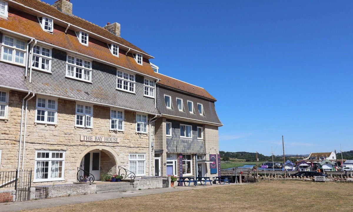 West Bay Cottage | FLAT F BAY HOUSE, family friendly, with a garden in West Bay