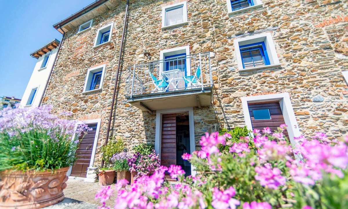 Massa House | Flat in Massa,balcony with stunning view,Wi-Fi,pool,e-car charging station,sl 4