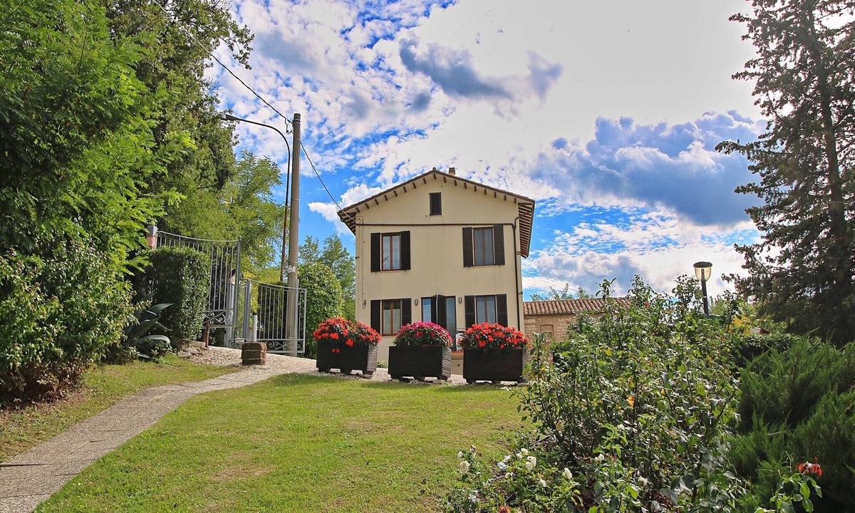 Arcevia Apartment | Flat in Piticchio with Scenic Views & Pool