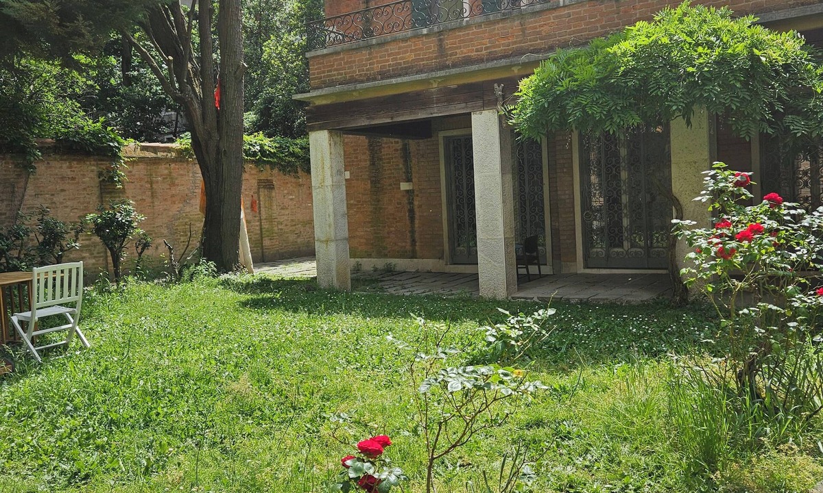 Santa Croce Apartment | Flat with garden and canal view, in Venice Town Center (San Polo neighborhood!)