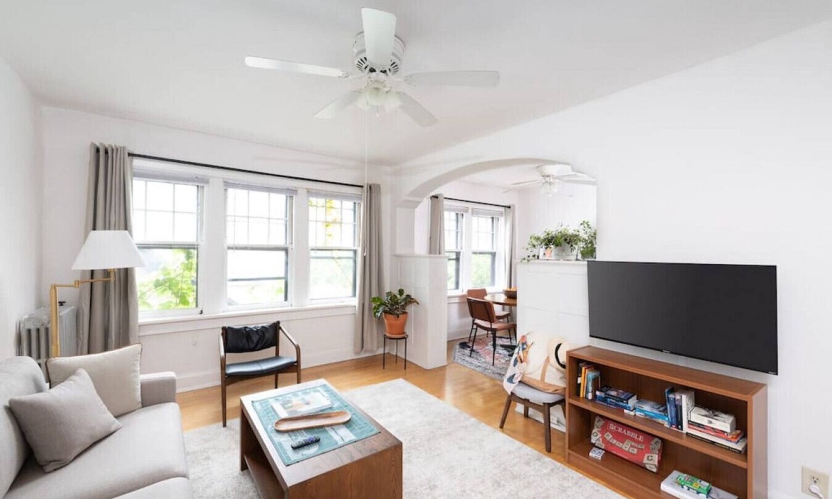 Milwaukee Apartment | Flexhome East Side Vintage 2BR B2