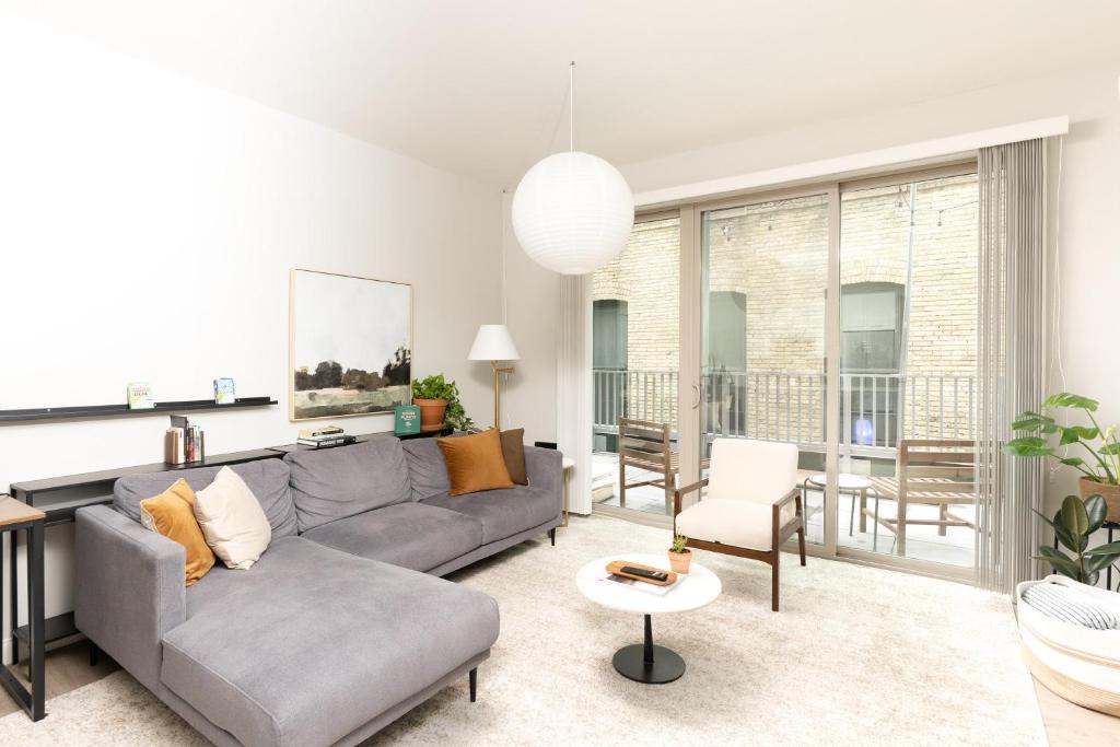 Fifth Ward Apartment | Flexhome Walkers Point 1BR Apt Q2