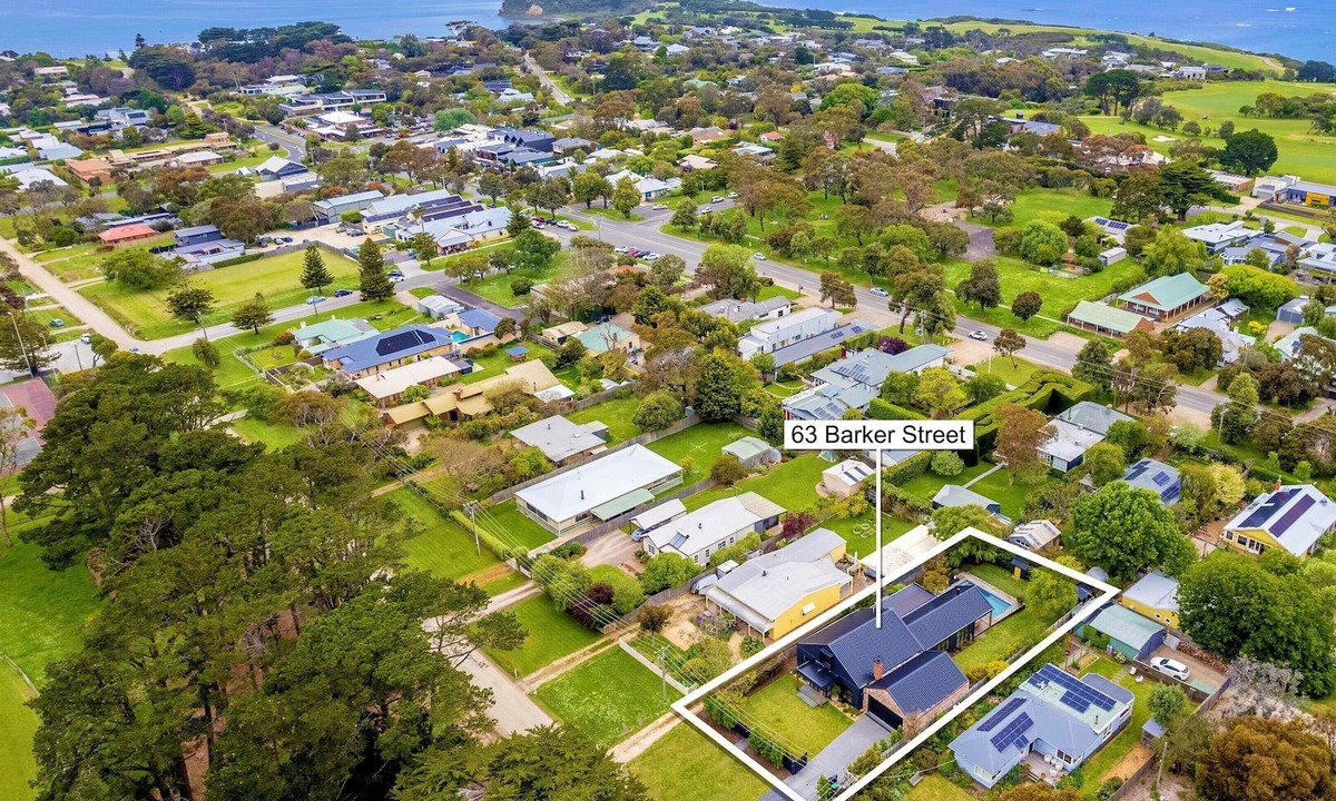Flinders House | Flinders Village Beach House, sleeps up to10 with Pool Close to Wineries/Beaches
