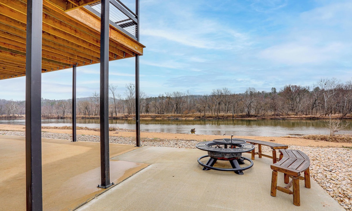Van Buren House | Float the Current! Riverfront Ozark Home w/Deck