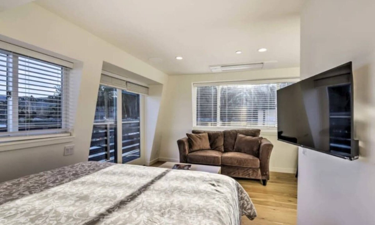 Mill Valley Apartment | Floating condo 'B' on Sausalito's Richardson Bay