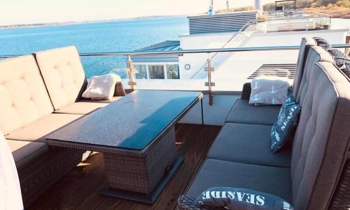 Bitterfeld Apartment | Floating house Elandi