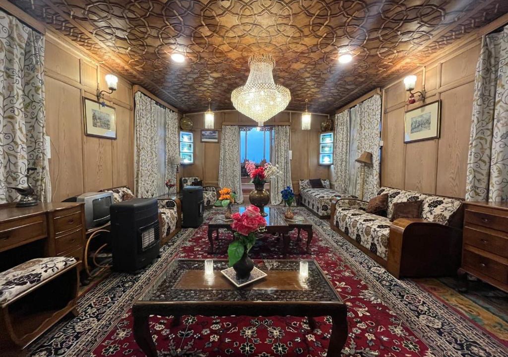 Dal Lake Boat Rental | Floating Shanghai group of houseboats