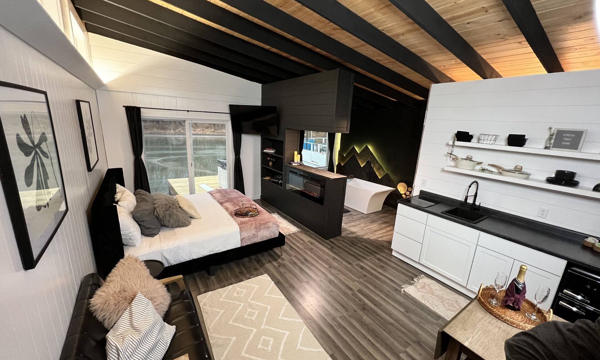 East Dubuque Cabin | Floating Studio Cabin. HOT TUB!