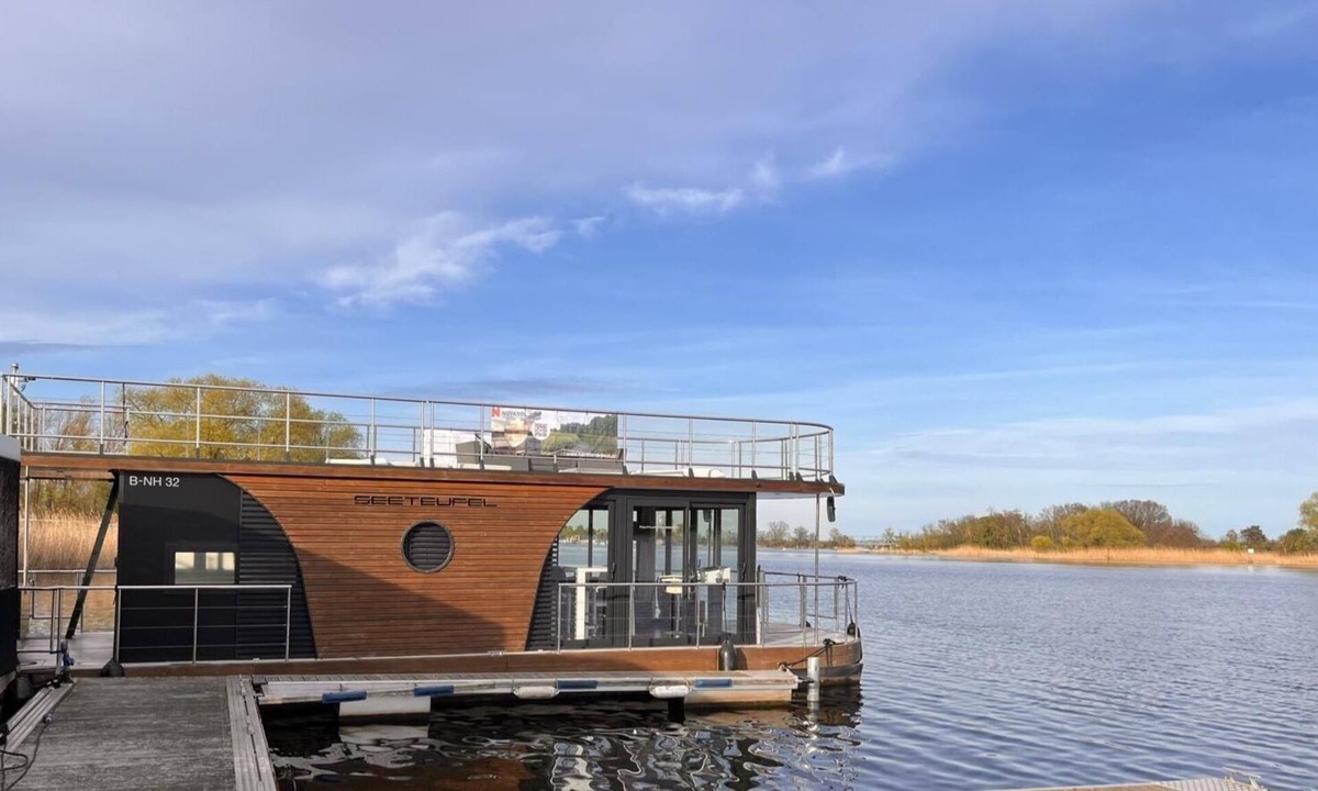 Havelsee House | Floating vacation home in the middle of nature