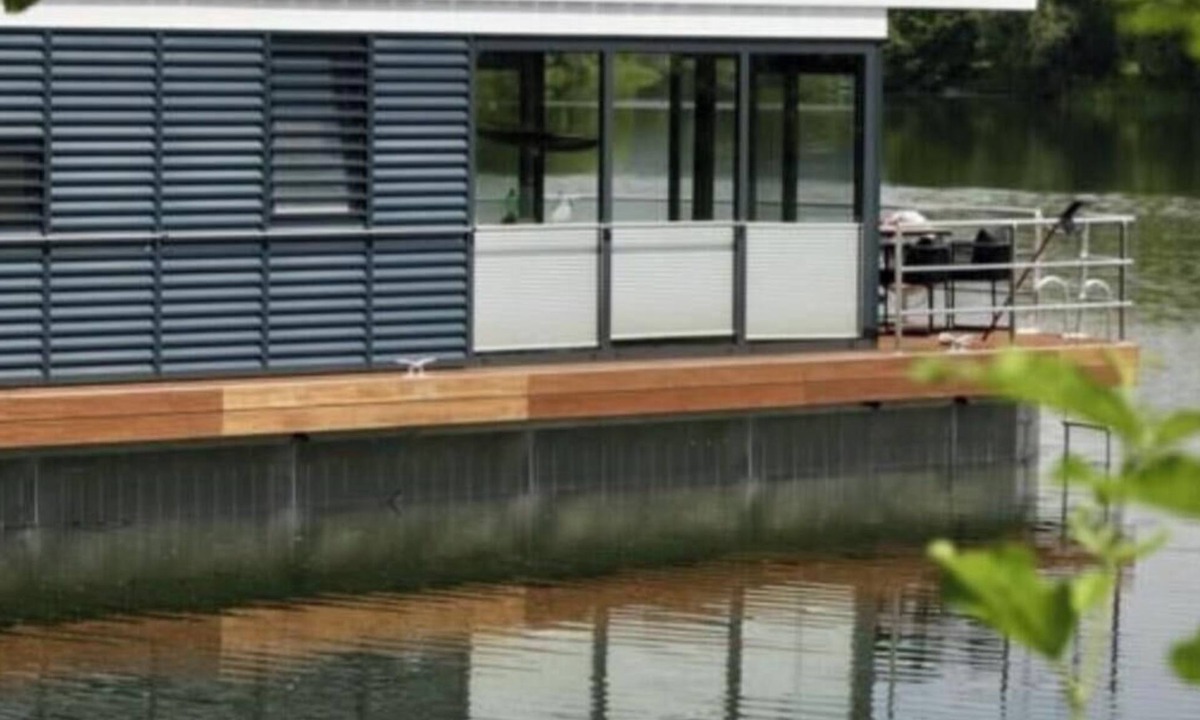Godelheim House | Floatinghouse Black Pearl: lake view, terrace & fireplace in Höxter
